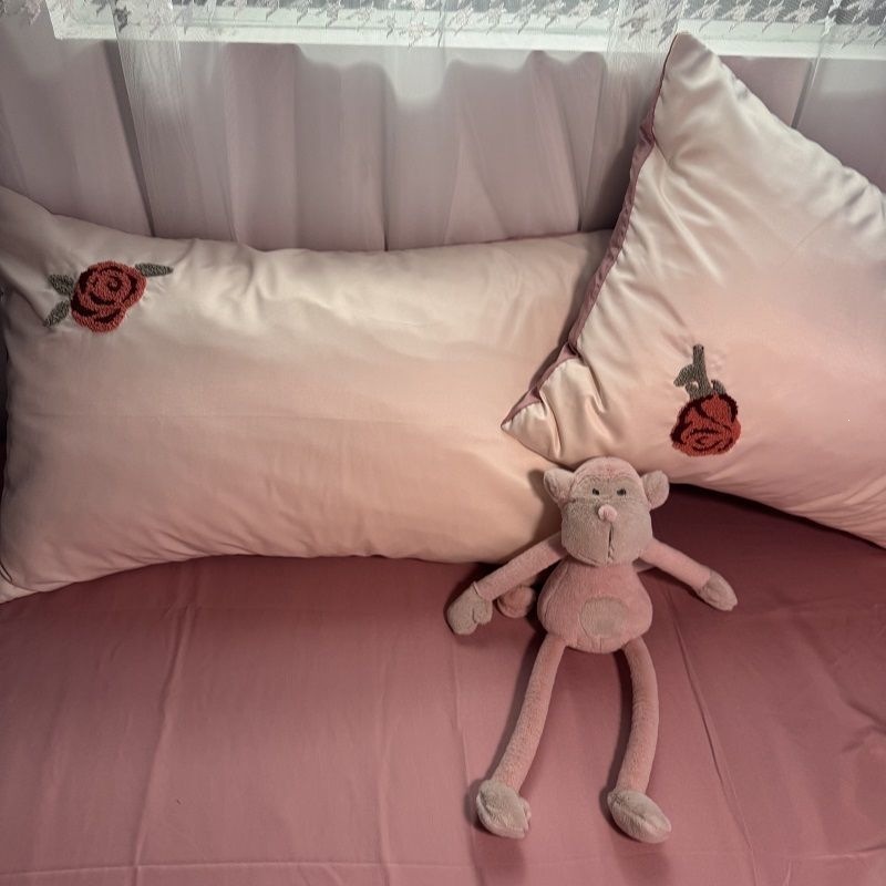 Housse de couette en soie glacée de luxe avec broderie rose_voghion.com