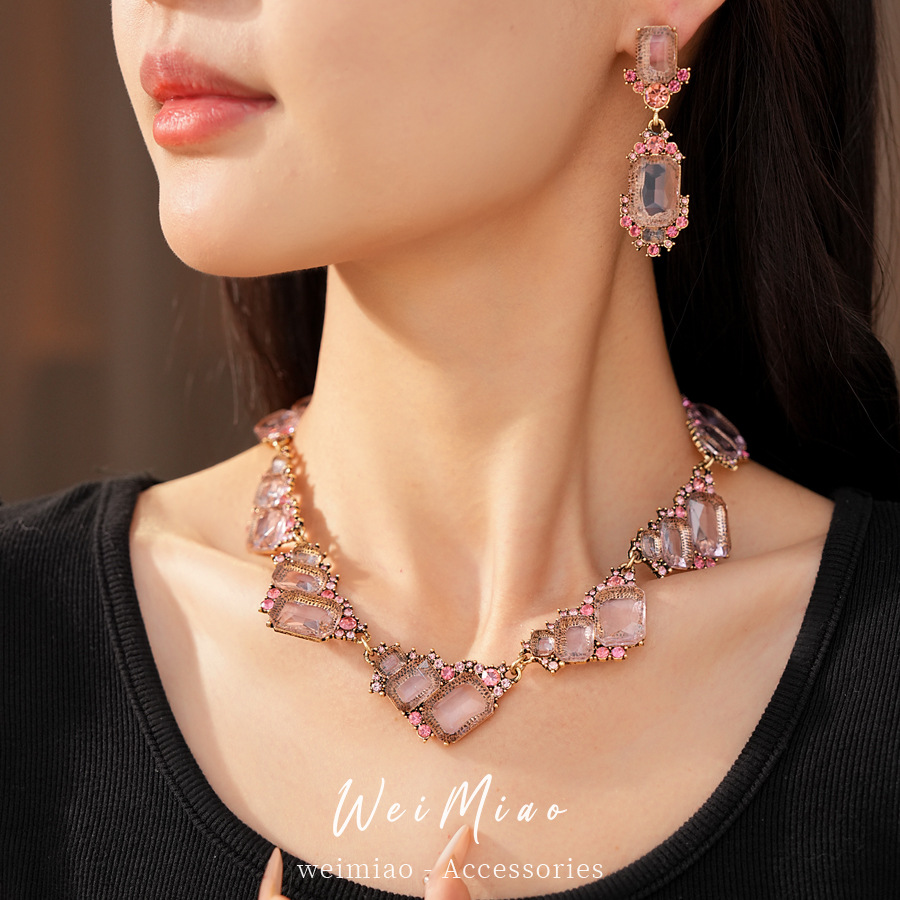 Collar cuadrado de color rosa con diamantes geométricos irregulares, lujo ligero, nicho, cadena de clavícula, conjunto de joyas de alta calidad.