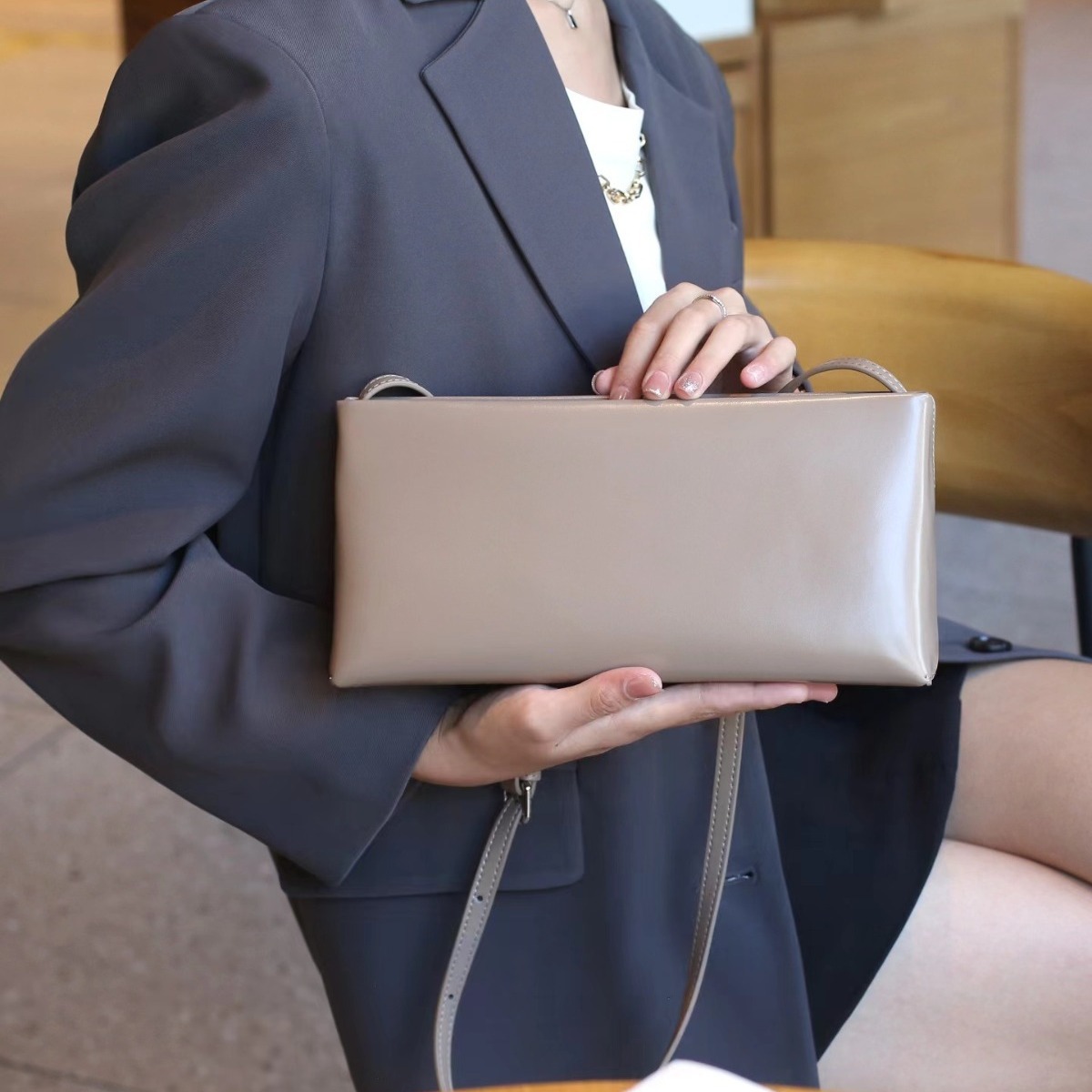 Genuine Cowhide Leather Niche Retro Oil Wax Underarm Bag For Women High-End Texture Baguette Simple Shoulder Crossbody Bag - Thumbnail 2
