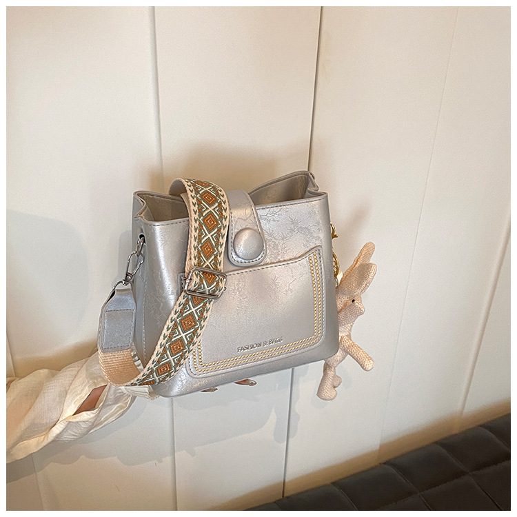 High end Korean version versatile hand-held bucket small for women's summer 2024 new wide shoulder strap crossbody bag_voghion.com