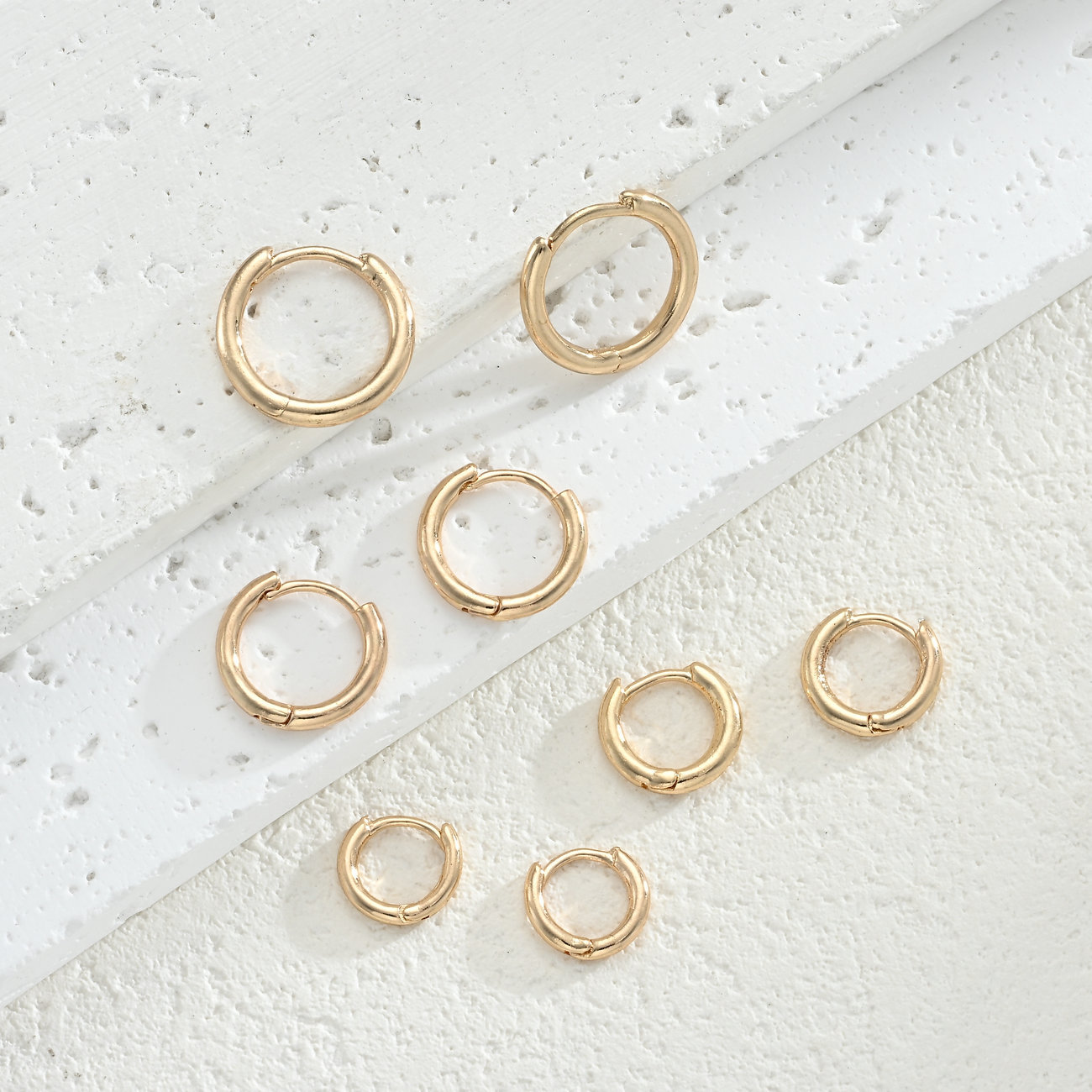Dorado simple pernos redondos para mujeres nuevos pendientes de lujo ligero nicho de moda pernos de orejas de viaje circular pernos de orejas de alta calidad