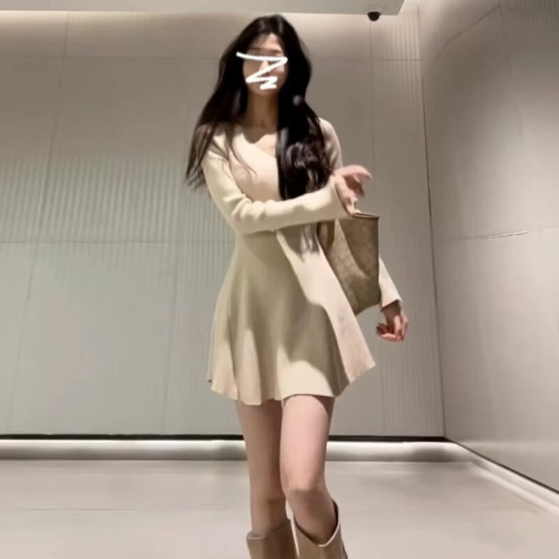 秋冬のchi韓系はやせている気質の長袖vネックのワンピースの女性のギャルが腰を収めて身を修めています。|undefined