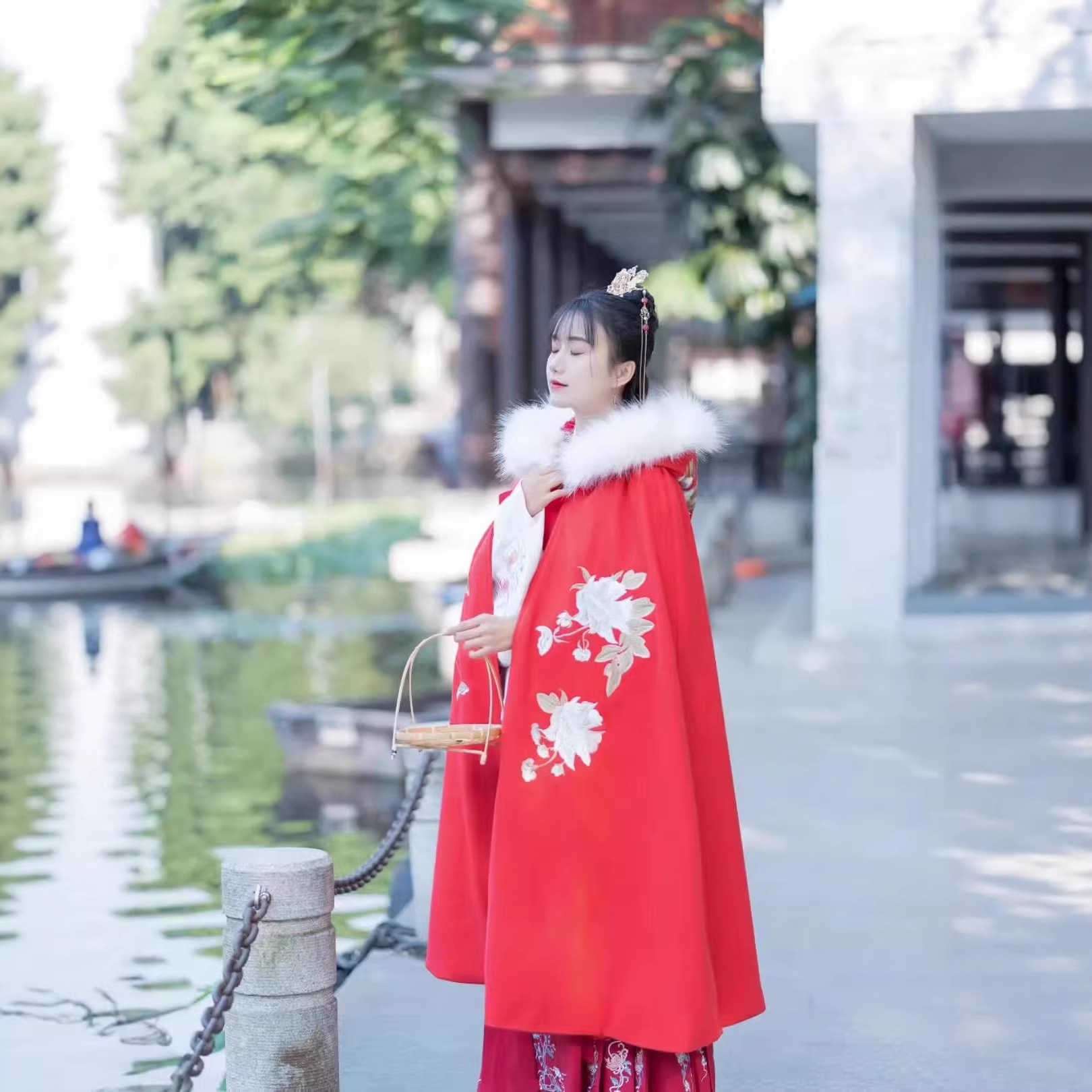 High-Quality Long Cape Hanfu for Women, Fleece-Lined and Thickened, Chinese Style White Shawl Coat, Autumn and Winter Cape