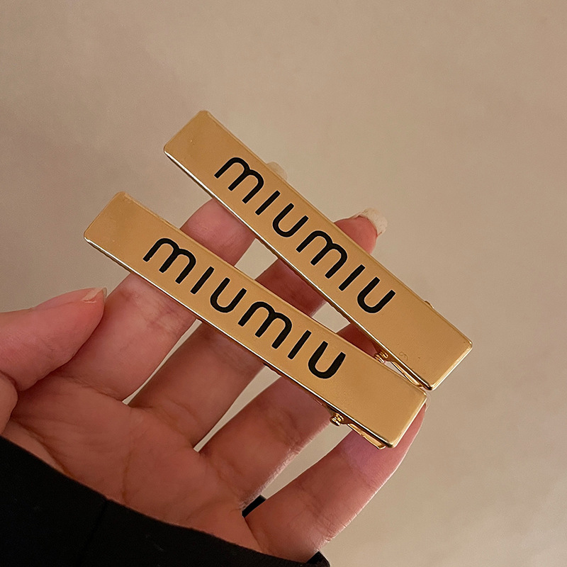 De metal de una sola palabra pico horquilla accesorios para el cabello femenino de alto grado estilo Chanel miumiu carta horquilla ins estilo clip lateral