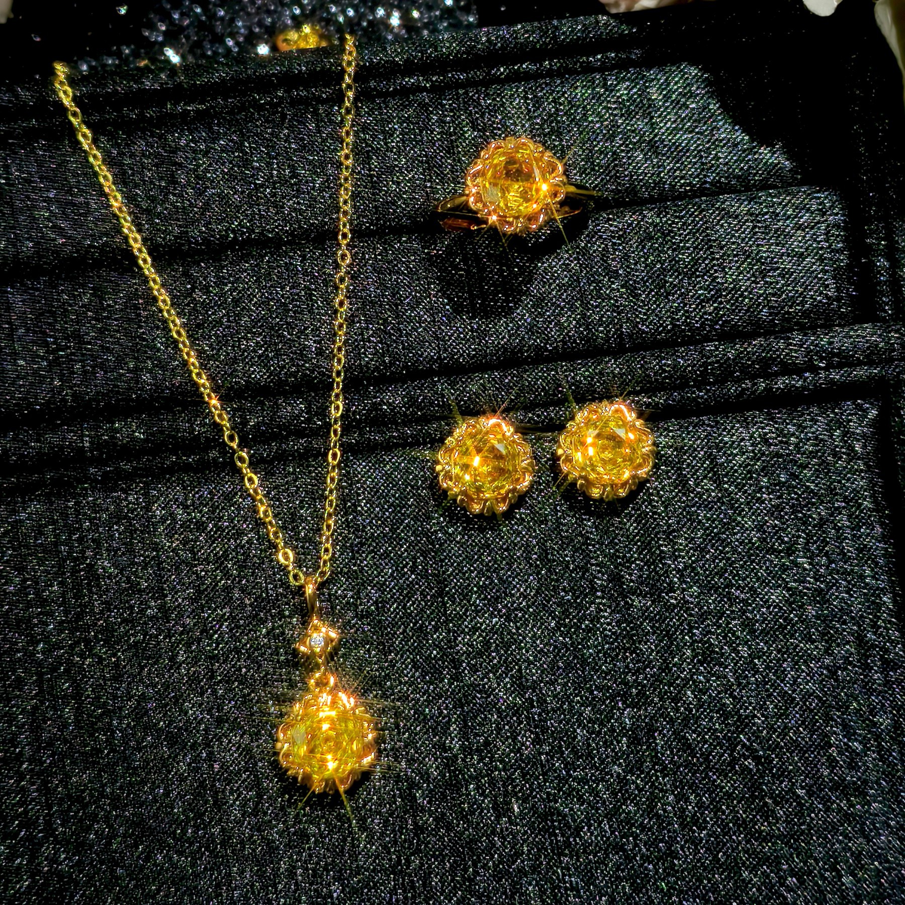 Pendant with zircon
