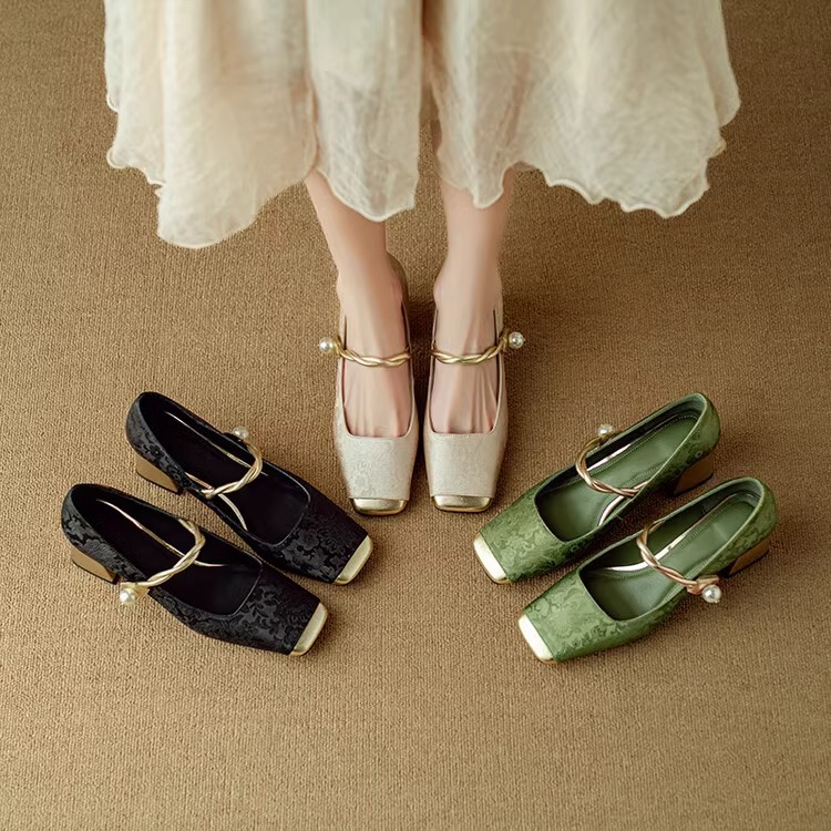 China estilo francés mano ligera relieve seda piel de vaca tacones medios zapatos de mujer color cuadrado con tacones gruesos zapatos