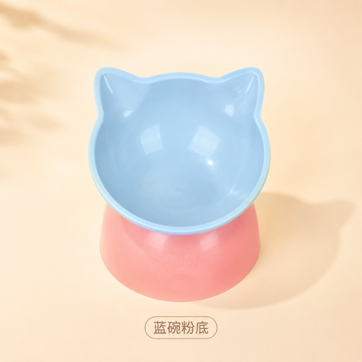 분말이 들어있는 귀여운 고양이 귀 높이 그릇