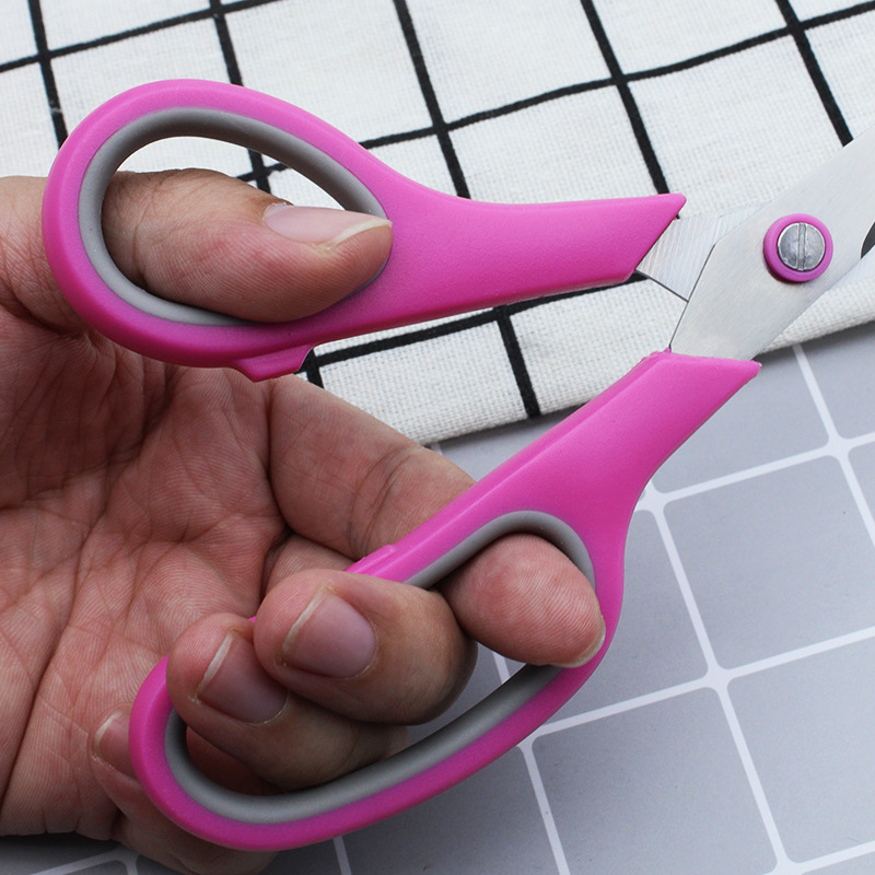 Productos calientes transfronterizos de 8.5 pulgadas tijeras de oficina de acero inoxidable tijeras domésticas multipropósito mangos cómodos tijeras de costura hechas a mano