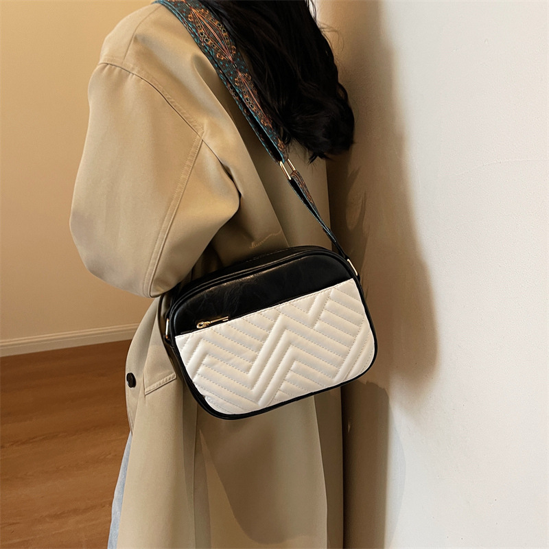 2023 Nova ženska torba korejskog izdanja, moderna torba za fotoaparat u kontrastnoj boji, torba za jedno rame, jednostavna široka torba preko ramena_voghion.com