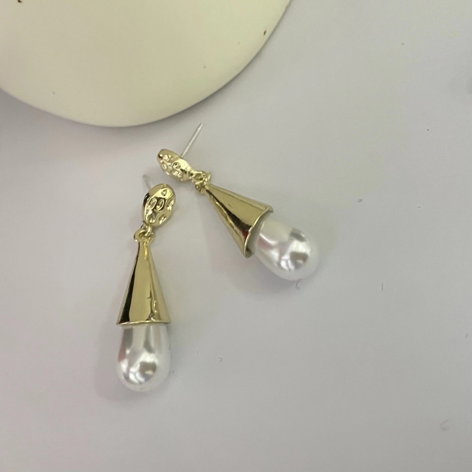 Fashionable elegant earrings drop-shaped from pearl
