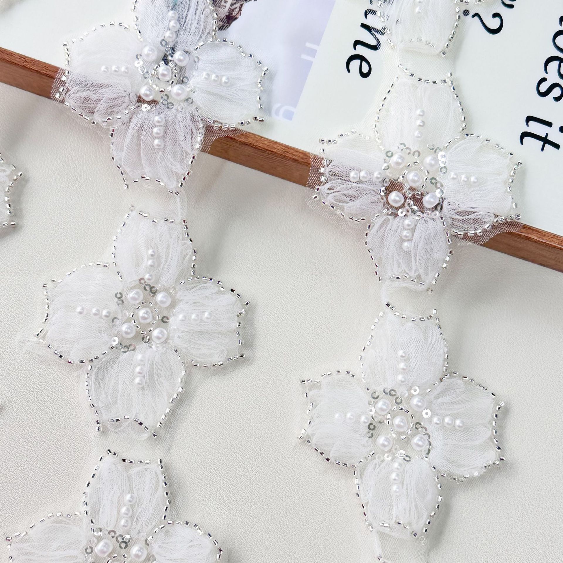 Blanca malla perlas flores encaje delicado vestido de boda elegante toque de cabello bolsos accesorios de decoración