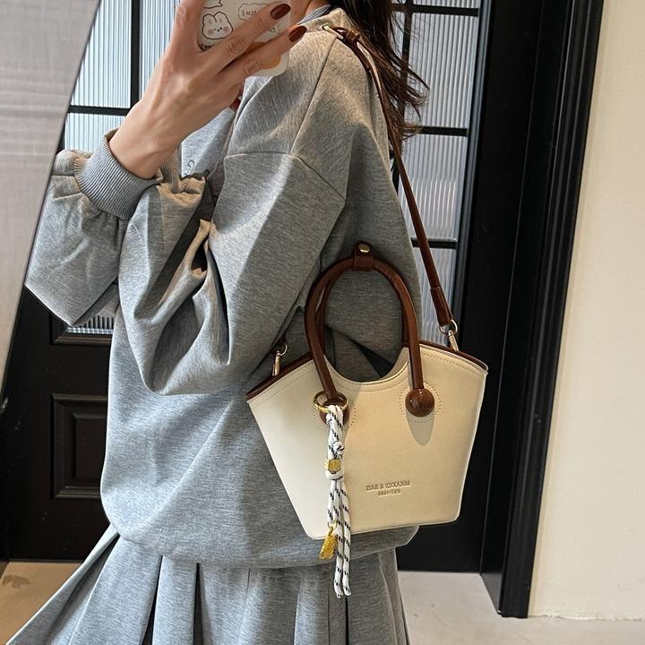 Bolsas de mano retro de color contrastante para mujeres 2025 nueva moda bolsas de hombro de estilo extranjero de alto nivel nicho bolsas de cubo