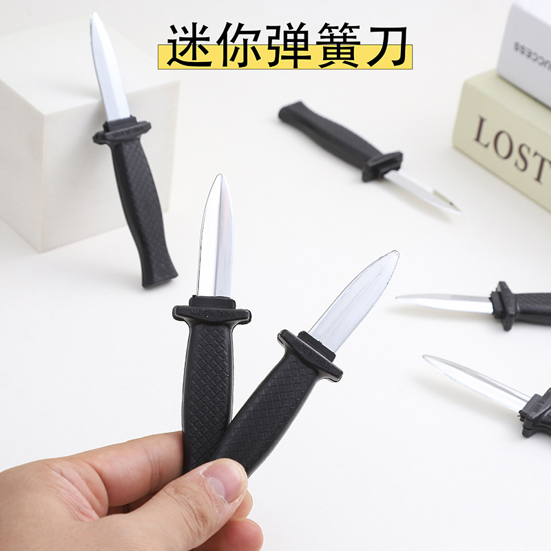 Mini cuchillo retráctil de juguete para toda la persona, bayoneta retráctil de resorte, cuchillo falso, juguetes de parodia, props de rendimiento