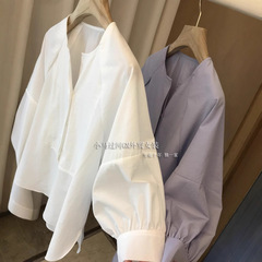生地が絶えました質感が絶えない!! きわめてシンプルな風のゆったりしたシルエット版の小さい丸首の灯籠の袖のシャツの上着の女性