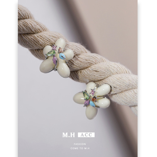 Original French Cream Resin Flower Necklace for Women, Light Luxury, Niche Clavicle Chain, Elegant and Versatile, Sweet Decor, Wholesale