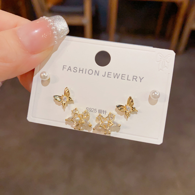 148#Juego de pendientes de tres piezas con forma de mariposa, pétalo y perla en tono dorado (chapado en oro real engrosado)