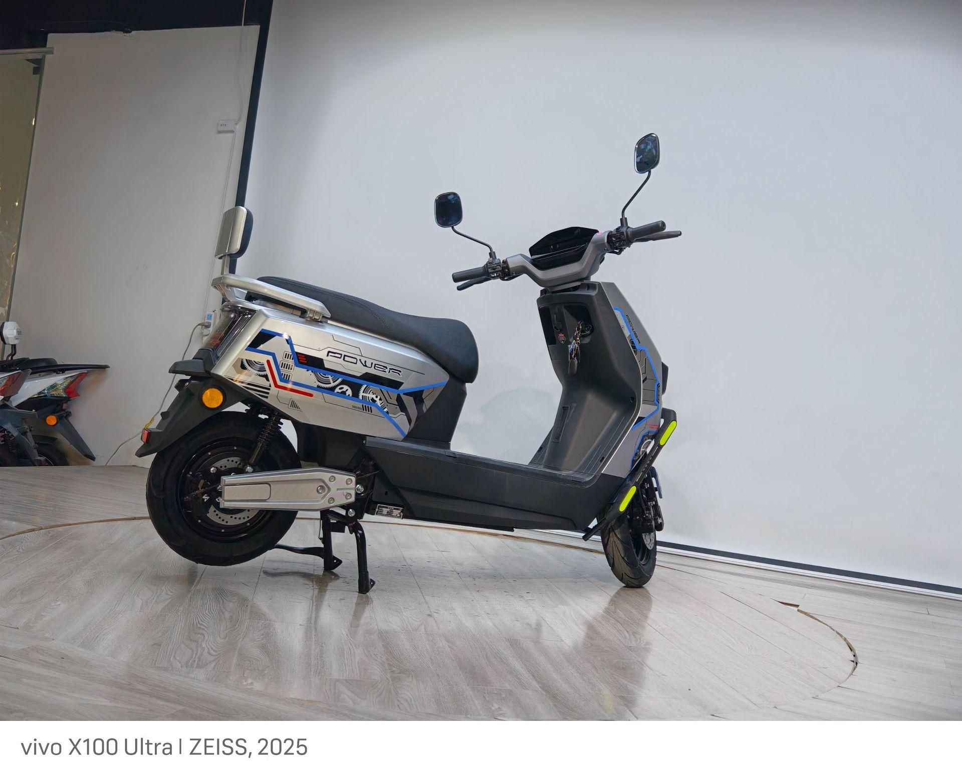 Cross-Border Export of Cangqiong Electric Motorcycles, Commuter Electric Scooters, Electric Vehicles with Long Range and High Power for Delivery Services