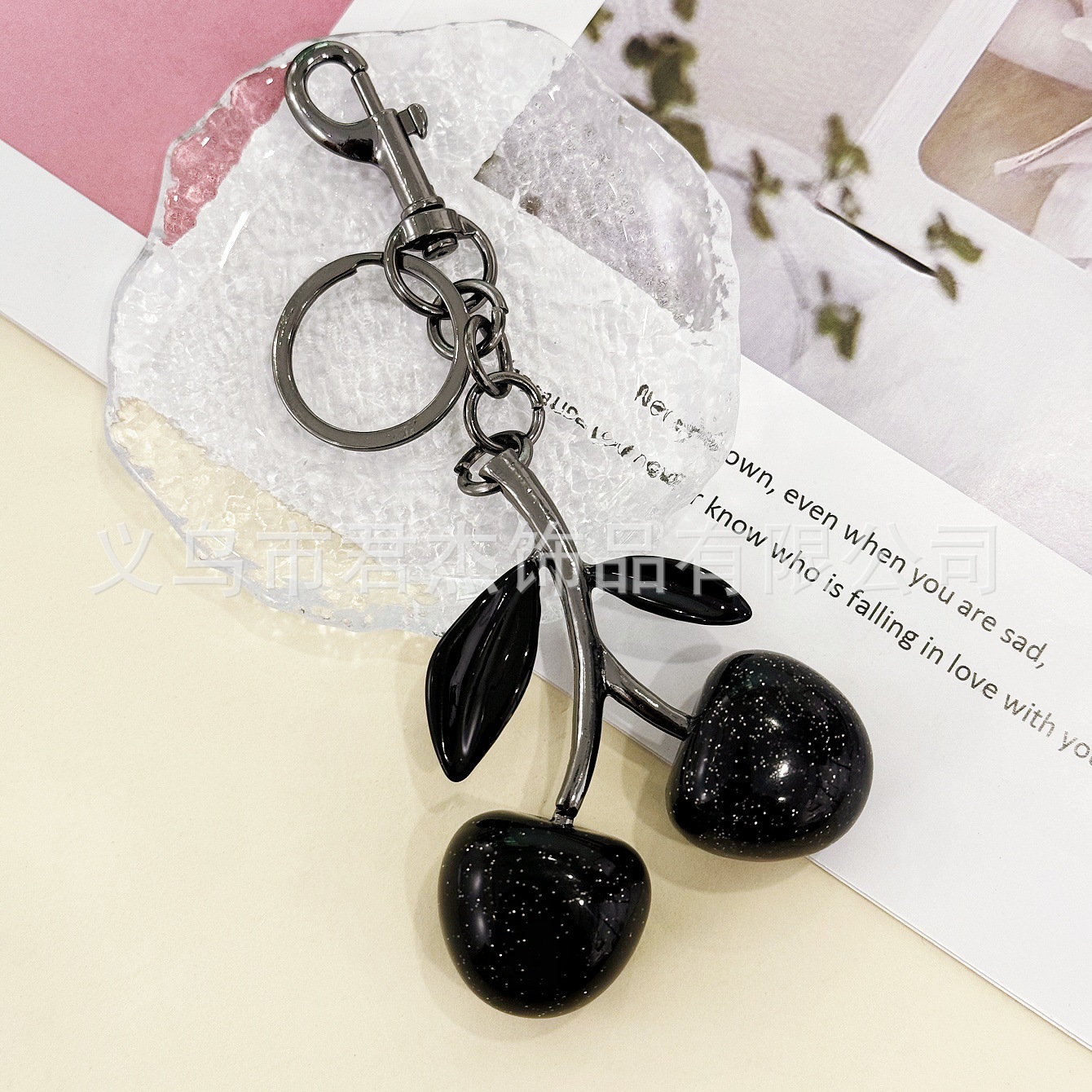 さくらんぼのキーホルダーアクセサリーのバッグのストラップがおしゃれで美しい水晶樹脂車センチ車のキーホルダーの女性