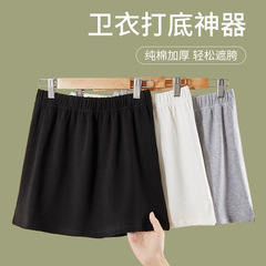 白い小さめスカート風裾のスウェットシャツ、重ね着スタイルで着用、シャークパンツと合わせて秋冬に着用、お尻を隠すフェイクツーピース、万能アイテム