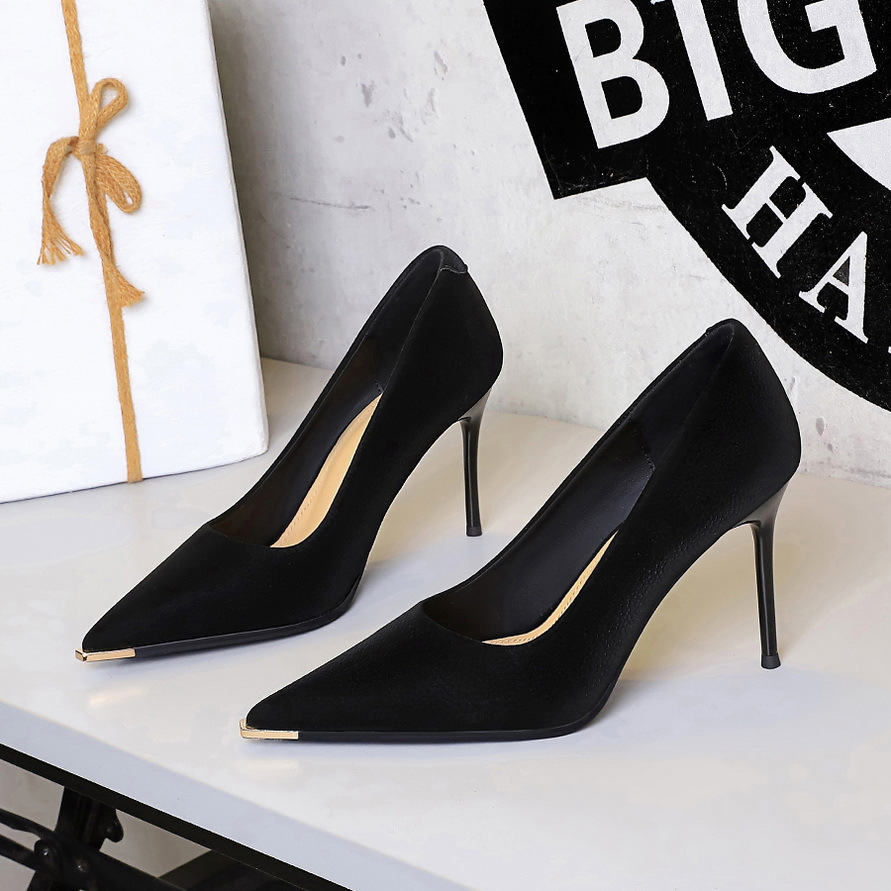 Qadın metal dabanlı stiletto ayaqqabı, uclu burun, açıq üst