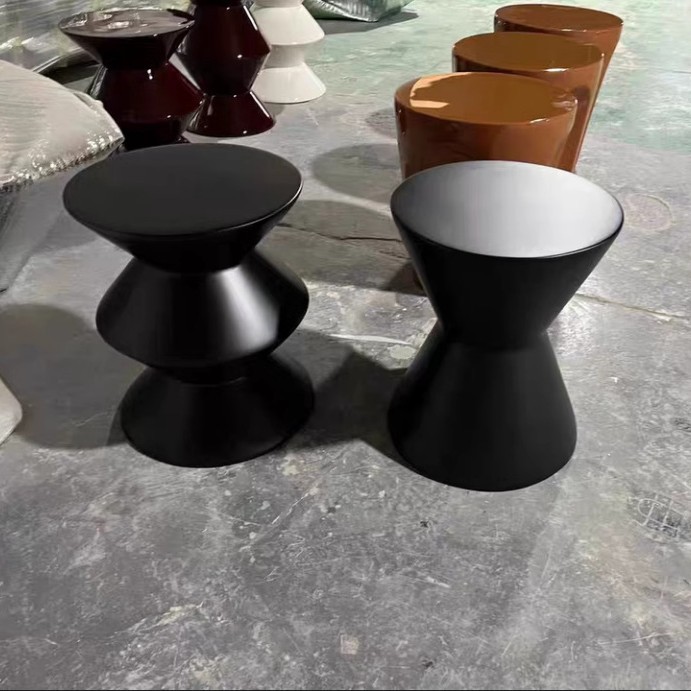 Decoración de la sala de estar nórdica, sofá, esquinas de diseño, mesa de té, taburetes casuales en línea