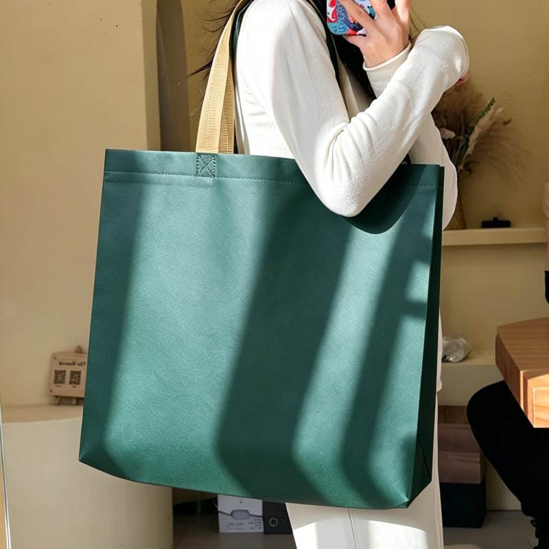 Bolsas de mano no tejidas en blanco personalizadas bolsas de ropa de pequeño volumen bolsas de compras de ropa bolsas de tela no tejida ecológica personalizadas