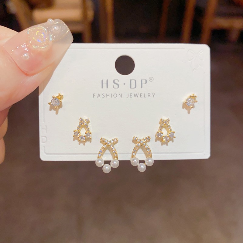 S925 aguja de plata micro incrustaciones de circón pendientes cortos pendientes de pelo corto japonés y coreano elegante todo-fósforo simple conjunto de tres piezas pendientes para las mujeres