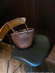 Handmade genuine leather woven bag, vegetable basket, small tote bag, women's high-end fashion commuting shoulder armpit bag, bucket bag
