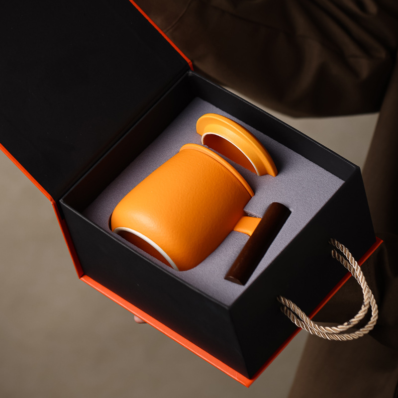 Taza de agua simple de cerámica para hombres, separación de té, taza de oficina de alta gama con tapa, taza de té con filtro especial personal, tallado