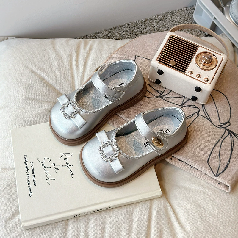 Маленькие кожаные туфли для девочек 2025 новые девушки с мягким дном металлические бриллиантовые одиночные туфли блестящие серебряные детские туфли