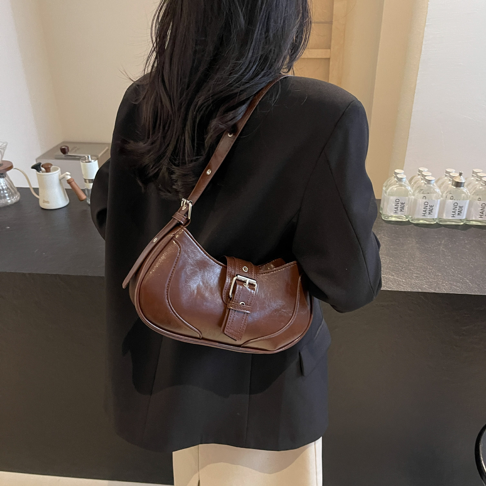 Borsa a tracolla da ascella elegante e versatile con texture Baguette, nuova di zecca, 2025 da donna_voghion.com