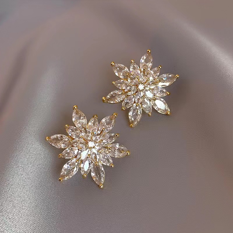 Pendientes de botón con forma de flor de diamante y aguja de plata.