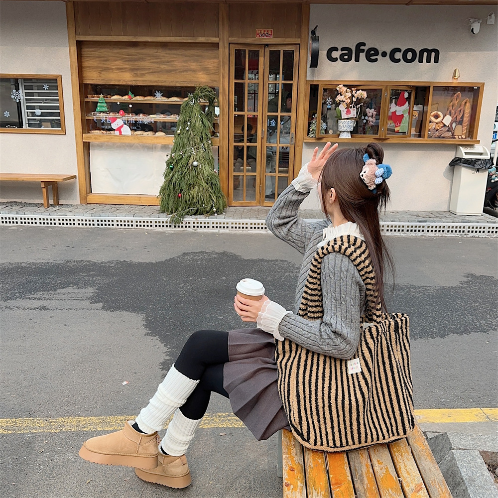 31231 Autumn and Winter New plush polka dot bag, women's hand-held bag, shoulder bag, large-capacity fluffy college student class bag undefined