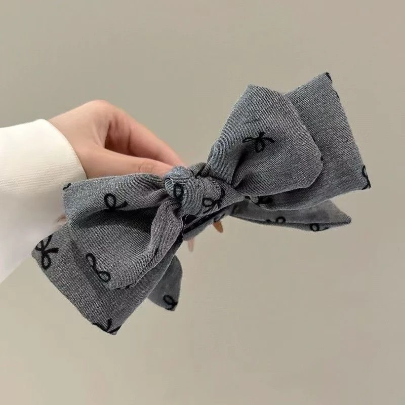 新商品のグレッグは軽くて豪華な双蝶結びで、女性のポニーテールの低い団子の頭の気質をつかんでいます。|undefined