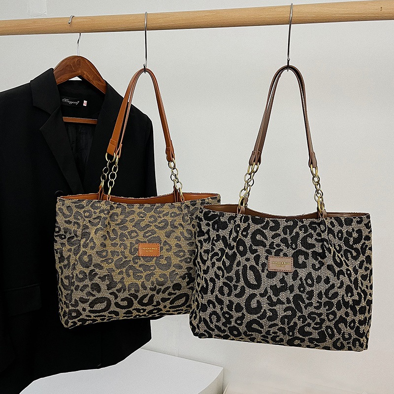 Bolso de punto simple transfronterizo bolso de mujer bolso de hombro 2024 nueva cadena bolso de estilo europeo y americano bolso de leopardo de moda