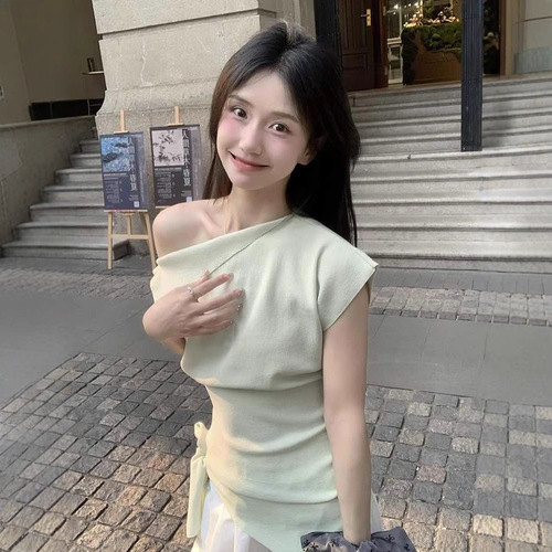 Small crowd irregular and beautiful slanting shoulder short-sleeved T-shirt women's summer design figure-fitting and slimming off-shoulder Korean top