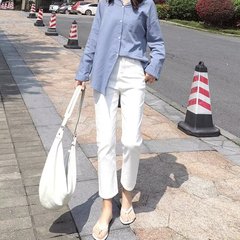 白いストレートジーンズの女性2025春のファッションは腰が高くてゆったりしています。