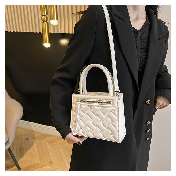 Women's Small Pu Leather Solid Color Vintage Style Classic Style Zipper Crossbody Bag display picture 8