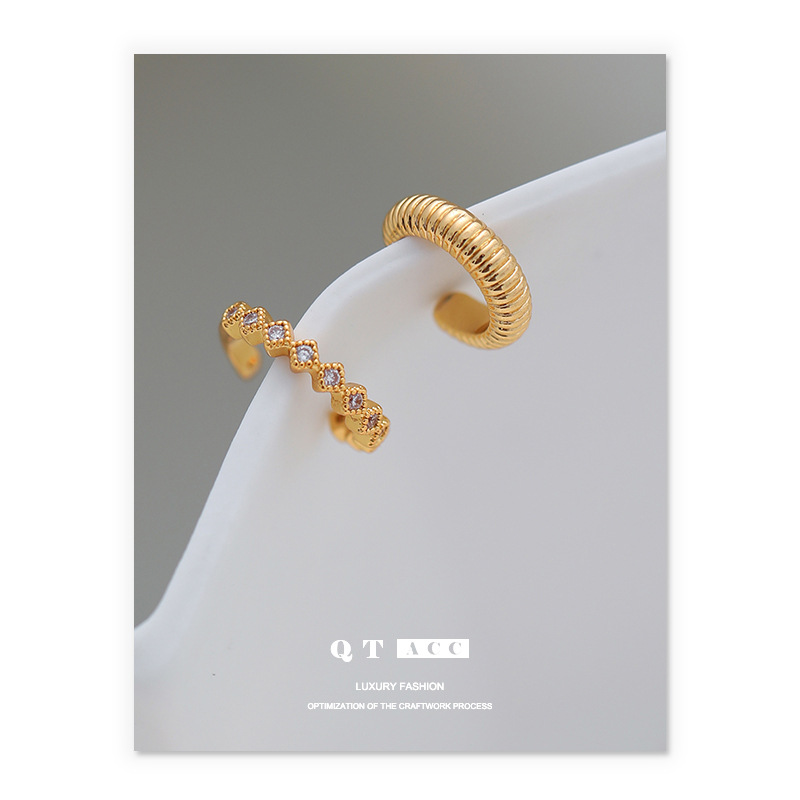 Europa, América, Francia, estilo refinado de alto nivel, tacos de orejas de cuadrícula de diamante elegantes, clips de hueso de orejas de viento de puerto, simplicidad, orejas de estilo de viaje universal.