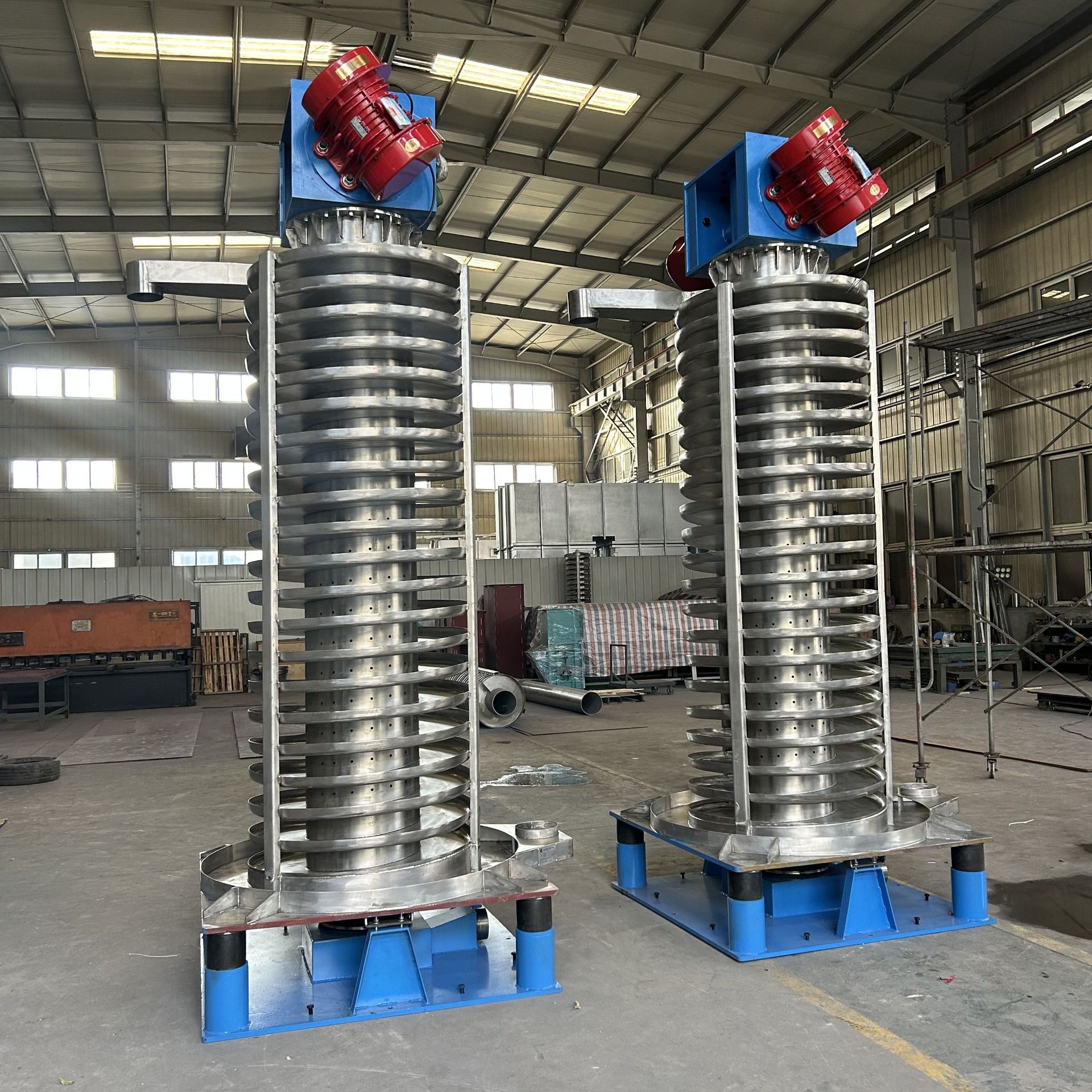 晟图冷却振动提升机 可使物料降温垂直输送 全封闭防止粉体飞溅