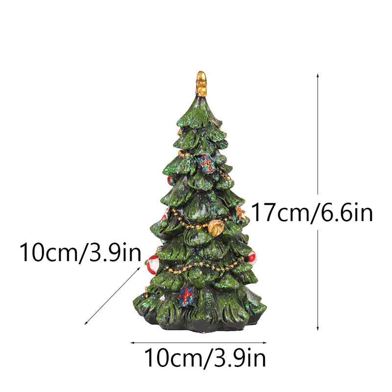 国境を越えた新しいクリスマスツリーがクリスマスの家庭用デスクトップの雰囲気シーンに樹脂工芸品を配置する|undefined
