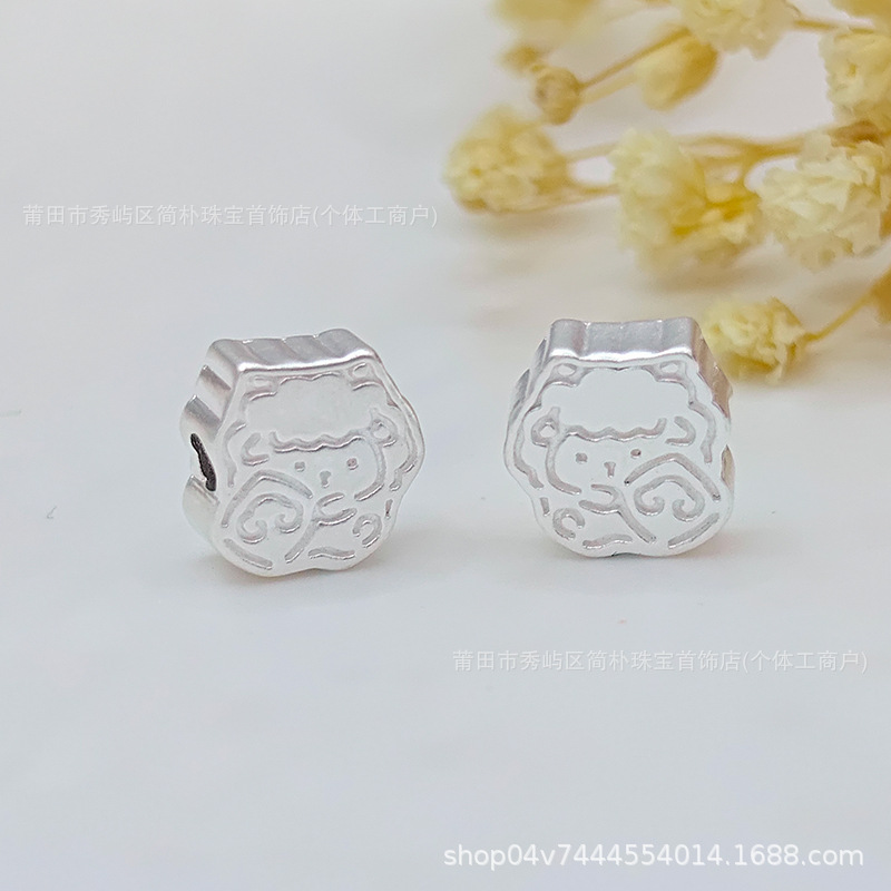 999 pure silver cartoon-style simple drawing of a little sheep, used as a charm bead or spacer bead for handmade DIY braided bracelets, pure silver sheep zodiac accessory