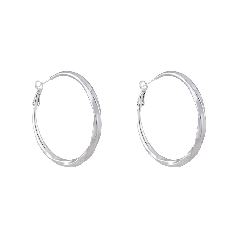 Aretes de anillo de plata para mujeres 2025 nuevos pernos de nicho de lujo ligero de alta sensación de aretes exagerados de cara cuadrada aretes