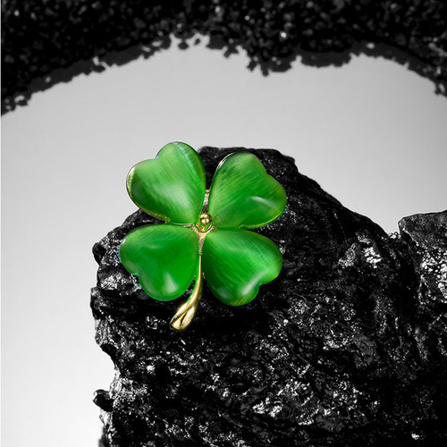 Four-leaf clover brooch, high-end women's summer new cat's eye collar pin, anti-exposure small brooch, fashionable and versatile