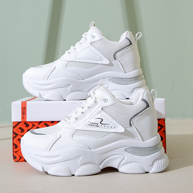 Aumentar la altura de los zapatos de papá para mujeres 2025, el nuevo tipo de verano, un hombre pequeño, una red deportiva casual, zapatos blancos para mujeres