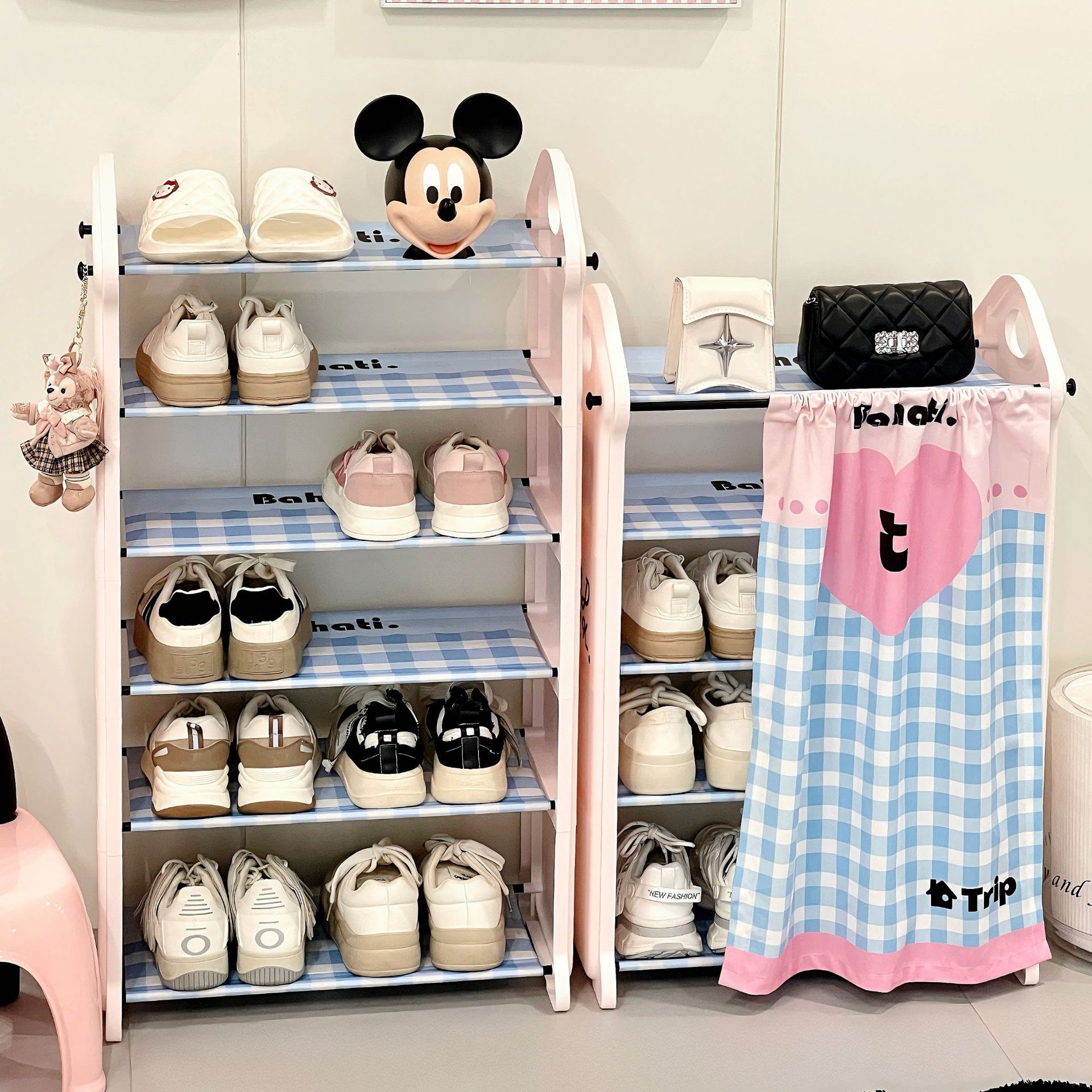 Casa dormitorio pequeño rack de zapatos puerta de alquiler simple almacenamiento rack a prueba de polvo multicapa con cortina de puerta gabinete de zapatos