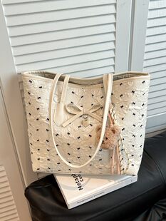 Fashionable fresh capacious one-shoulder bag