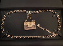 厂家直销21新款小香风香家珍珠黑色穿皮金属编织包包双用项链腰链
