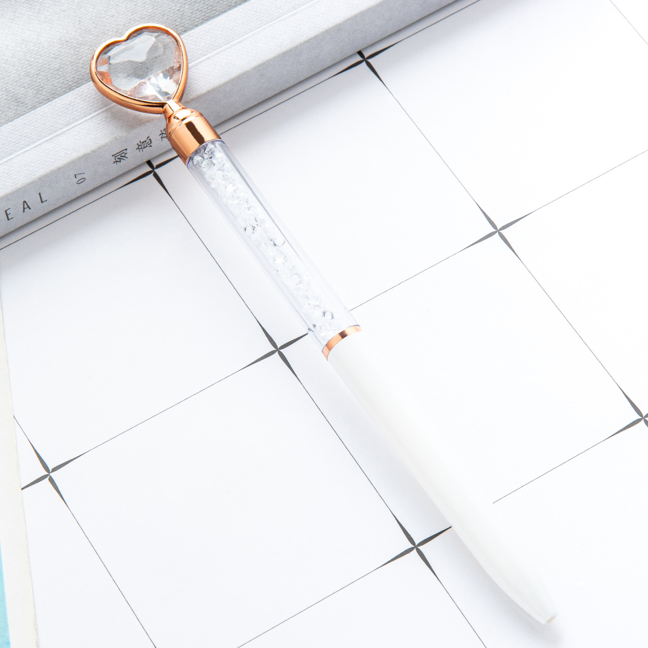 Bolígrafo de plástico amor al por mayor imprimible logotipo hotel publicidad bolígrafo de regalo creativo bolígrafo de cristal multicolor