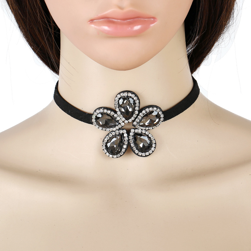 Korea Leather Flower Diamond-studded Necklace display picture 8